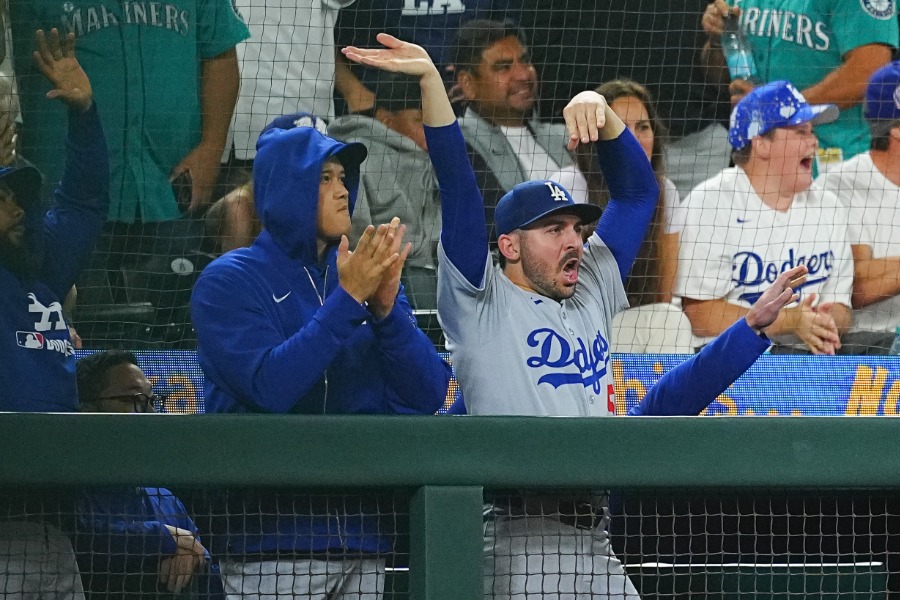 ベンチで手を振るアレックス・べシア（右）【写真：荒川祐史】