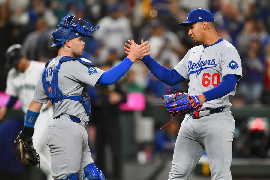 マリナーズ戦に登板したエドガルド・へンリケス（右）【写真：ロイター】