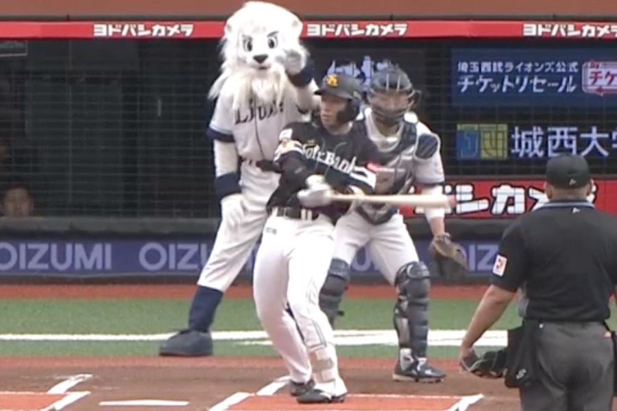 始球式で死球を受けたソフトバンク・野村勇【写真：パ・リーグTV】