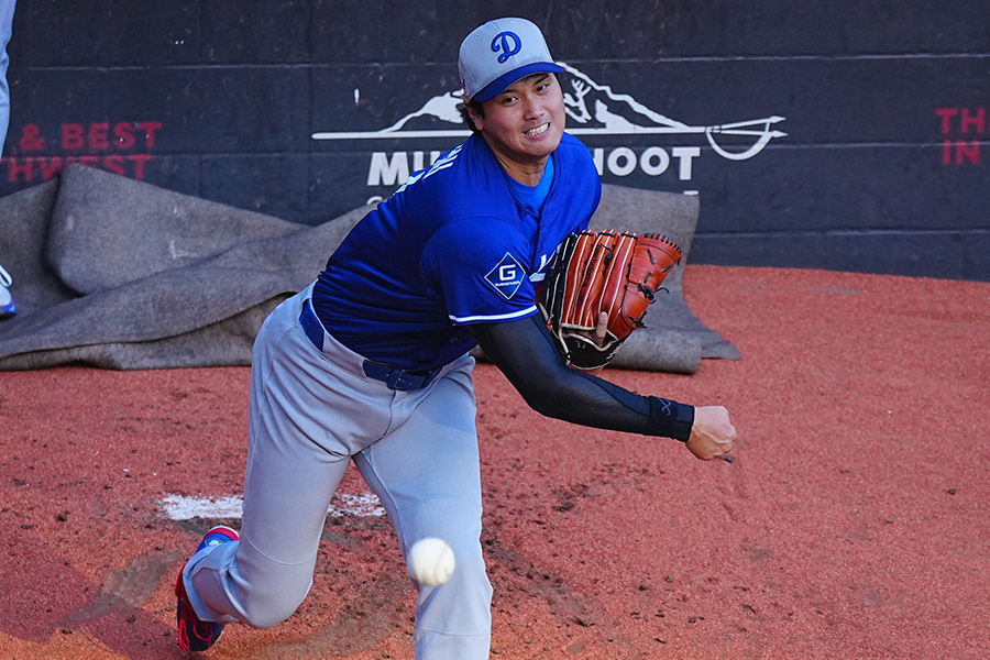 試合前、ブルペンで投球練習を行ったドジャース・大谷翔平【写真：荒川祐史】