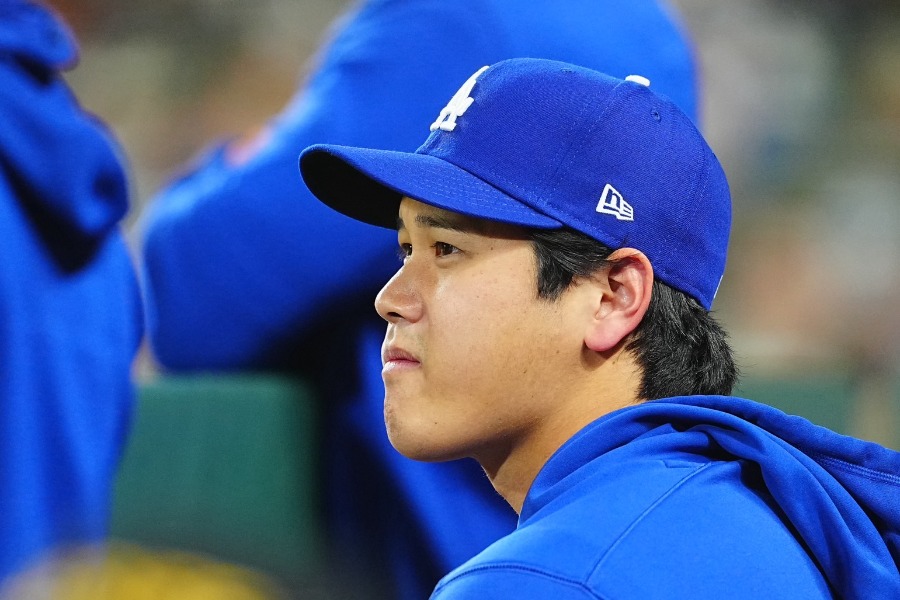 ベンチから試合を見守ったドジャース・大谷翔平【写真：荒川祐史】