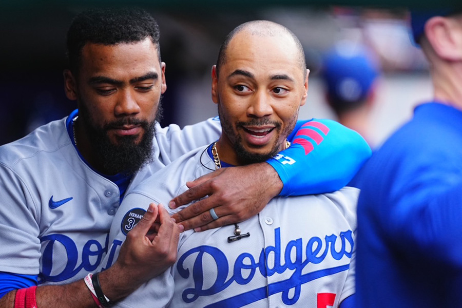 マリナーズ戦をベンチで見守ったドジャースのムーキー・ベッツ【写真：荒川祐史】