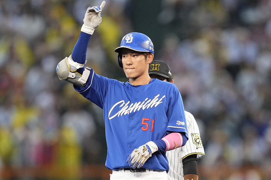 9回、適時二塁打を放った中日・上林誠知【写真提供:産経新聞社】