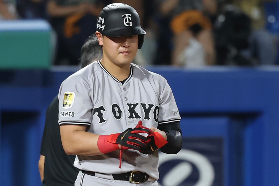 死球を受けた巨人・岡本和真【写真：加治屋友輝】