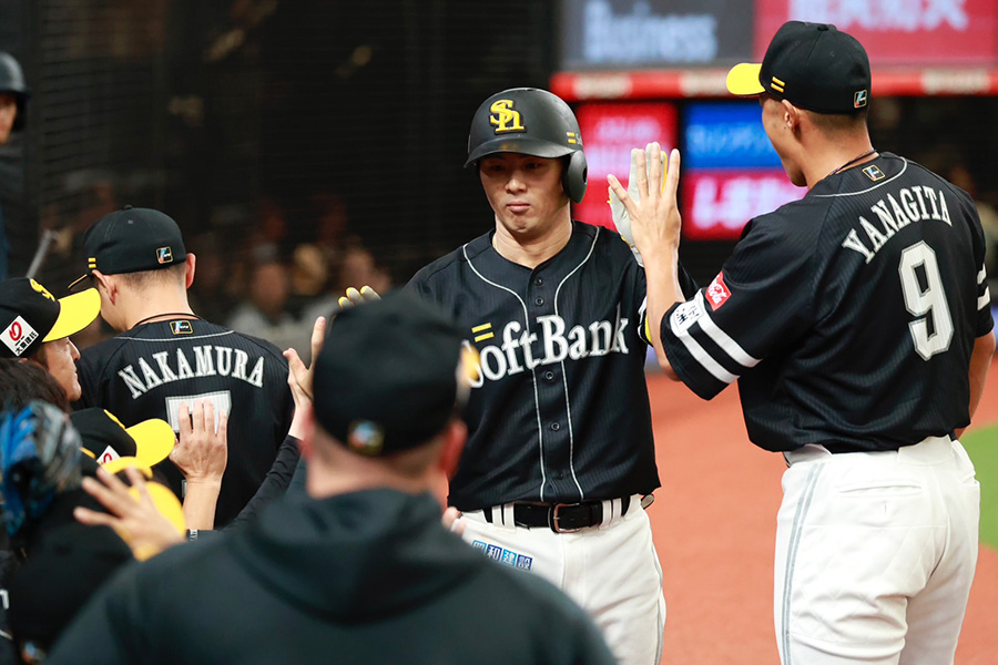 5号ソロを放ったソフトバンク・佐藤直樹【写真：小池義弘】