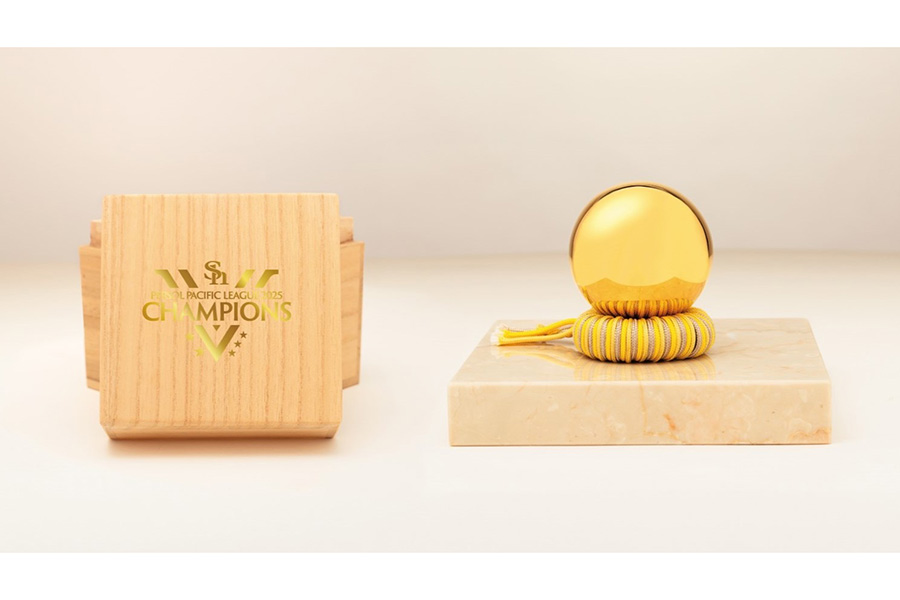 発表された純金グッズ（玉と優勝ロゴ箔入りの木箱）【写真：球団提供】