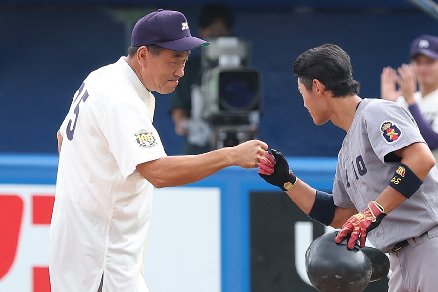 始球式を務めた広澤克実氏（左）【写真：加治屋友輝】
