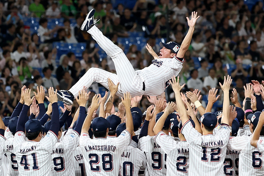 セレモニー後、胴上げされるヤクルト・高津臣吾監督【写真：加治屋友輝】