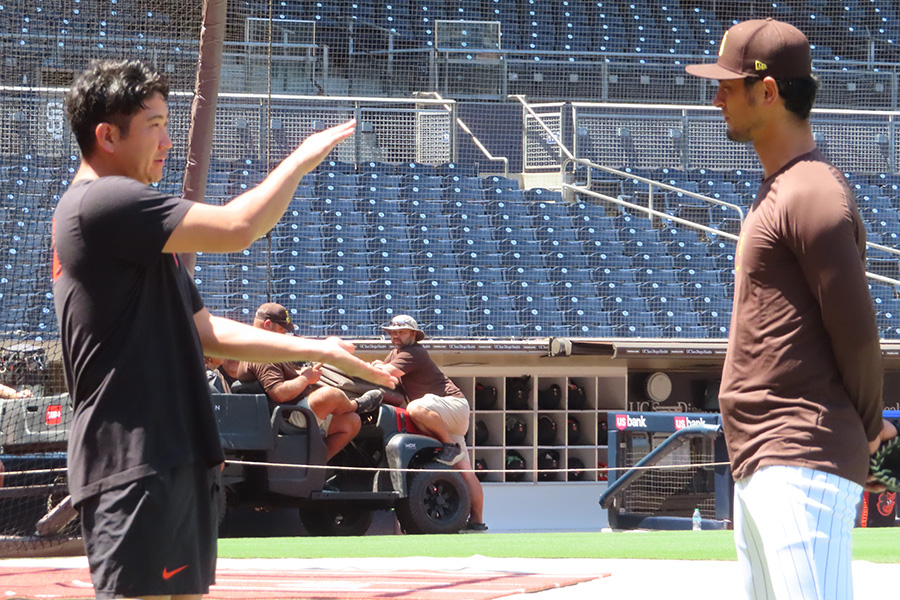 パドレス・ダルビッシュ有と話す菅野智之（左）【写真：木崎英夫】