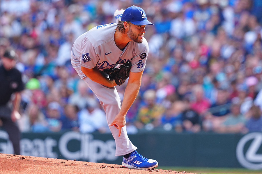 先発したドジャースのクレイトン・カーショー【写真：荒川祐史】