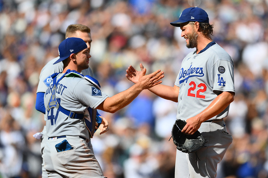 マリナーズ戦に登板したドジャースのクレイトン・カーショー（右）【写真：ロイター】