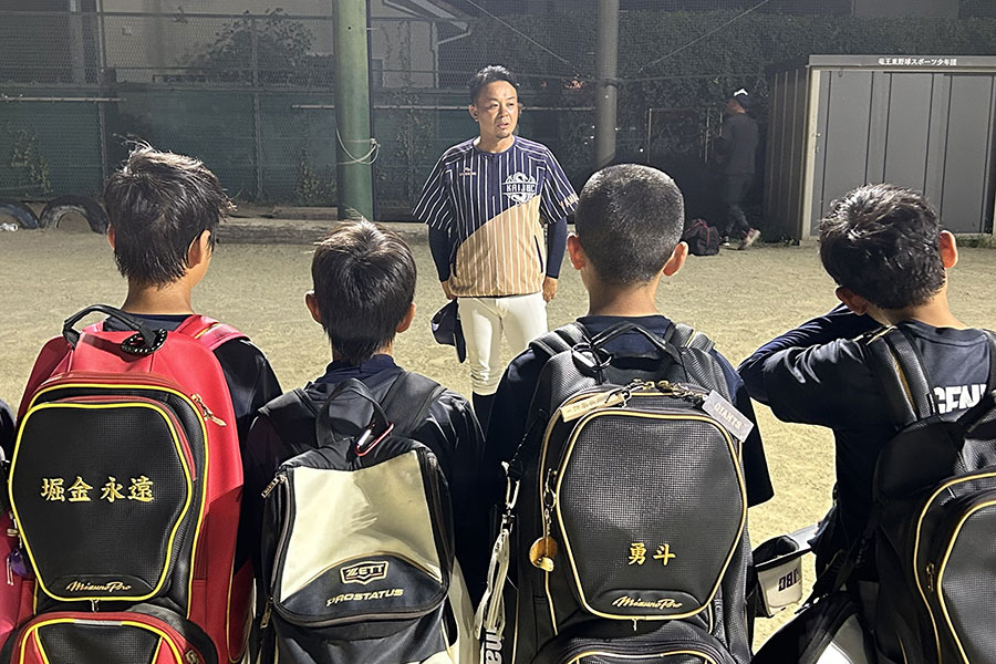 細かい観察を欠かさないという甲斐JBC・中込裕貴監督（中央）【写真：間淳】