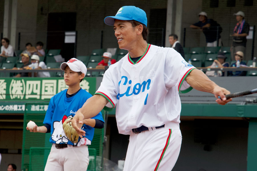 バットを手に取り自らノックも行った【写真：磯田健太郎】