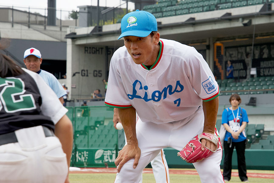 ゴロ捕球を指導する松井稼頭央氏【写真：磯田健太郎】