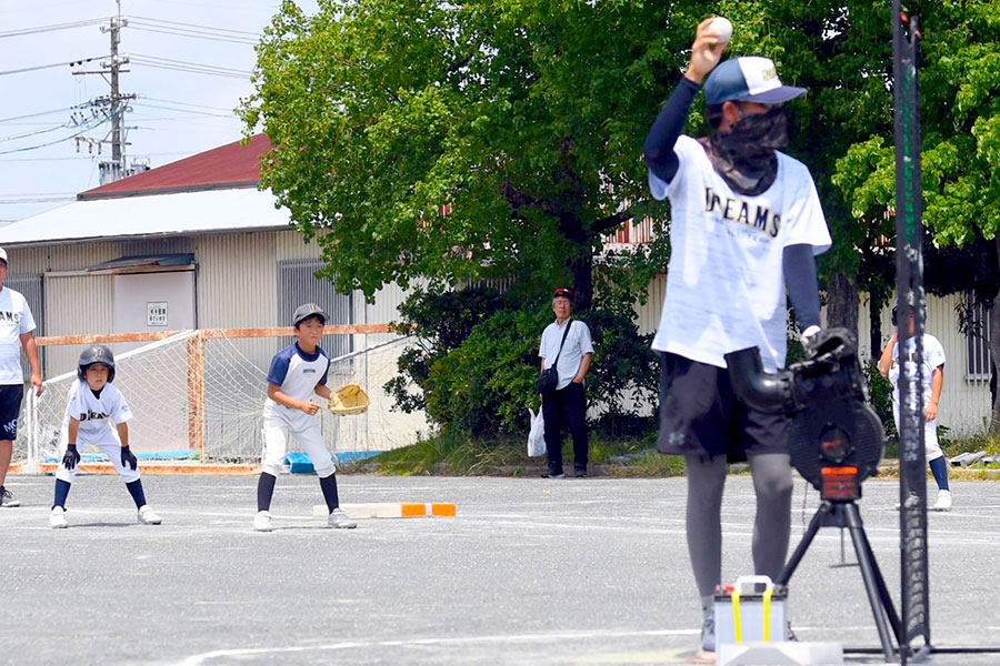 交流大会ではダブルベースを一塁に採用。リードは1m以内【写真：フィールドフォース提供】