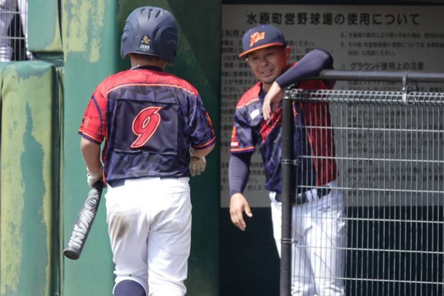 甲斐JBC・中込裕貴監督(右)【写真:橋本健吾】