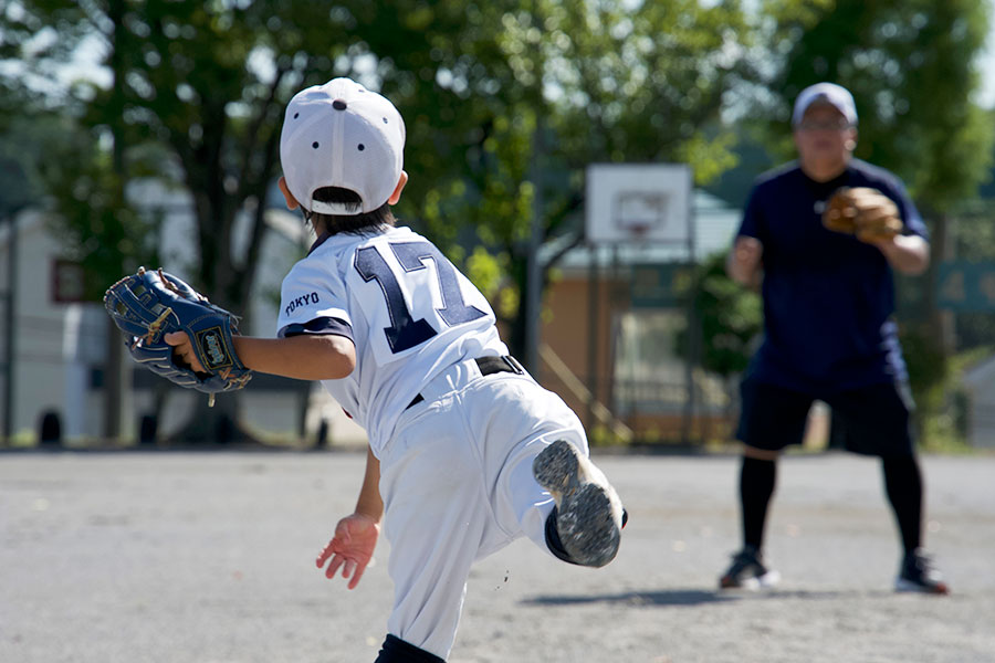 小学校低学年の投げ方指導で気をつけたい言葉の掛け方とは（写真はイメージ）