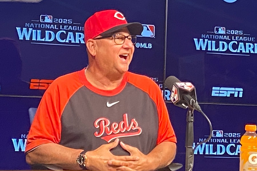 取材に応じたレッズのテリー・フランコーナ監督【写真：真柴健】