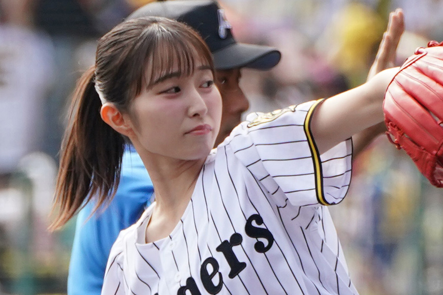 甲子園で始球式を行った佐藤佳奈アナウンサー【写真提供：産経新聞社】