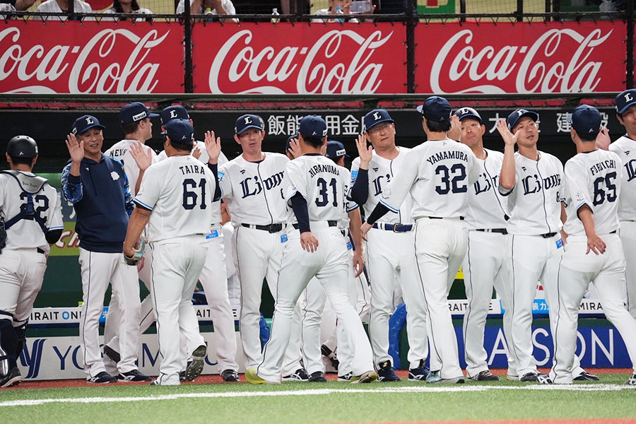 試合に勝利しハイタッチする西武ナイン【写真:岡部直樹】