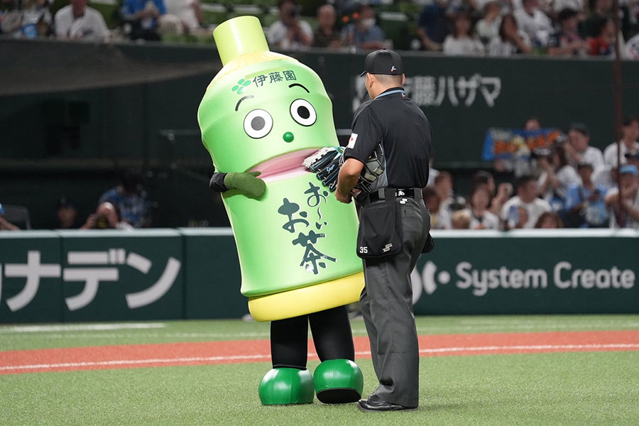 始球式に登場したお~いお茶くん【写真:岡部直樹】
