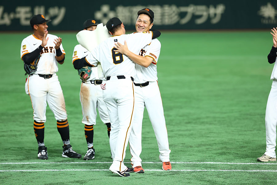 巨人・田中将大（右）とハグする坂本勇人【写真：加治屋友輝】