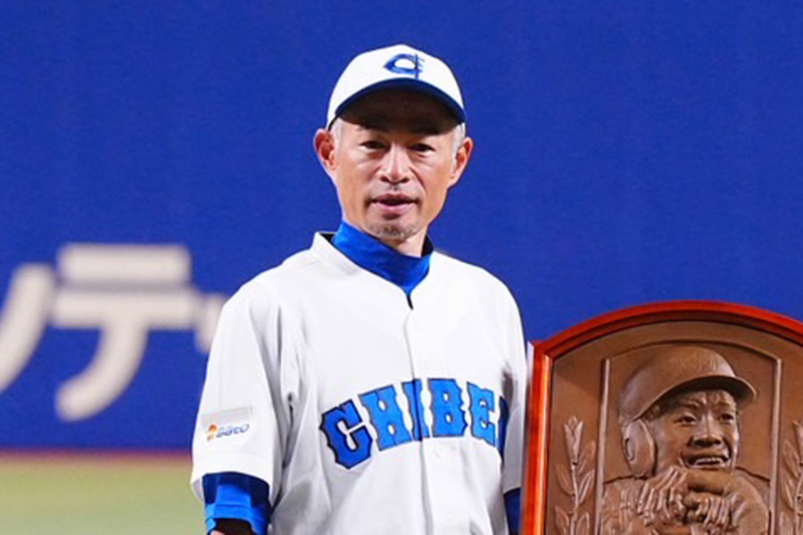 野球殿堂入りの表彰式に登場したイチロー氏【写真：荒川祐史】