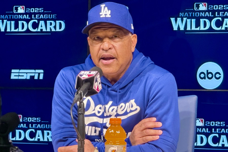 試合前、取材に応じたドジャースのデーブ・ロバーツ監督【写真：小谷真弥】