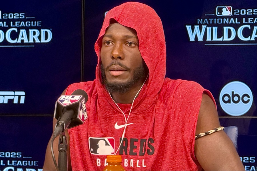 試合前、取材に応じたレッズのエリー・デラクルーズ【写真：小谷真弥】