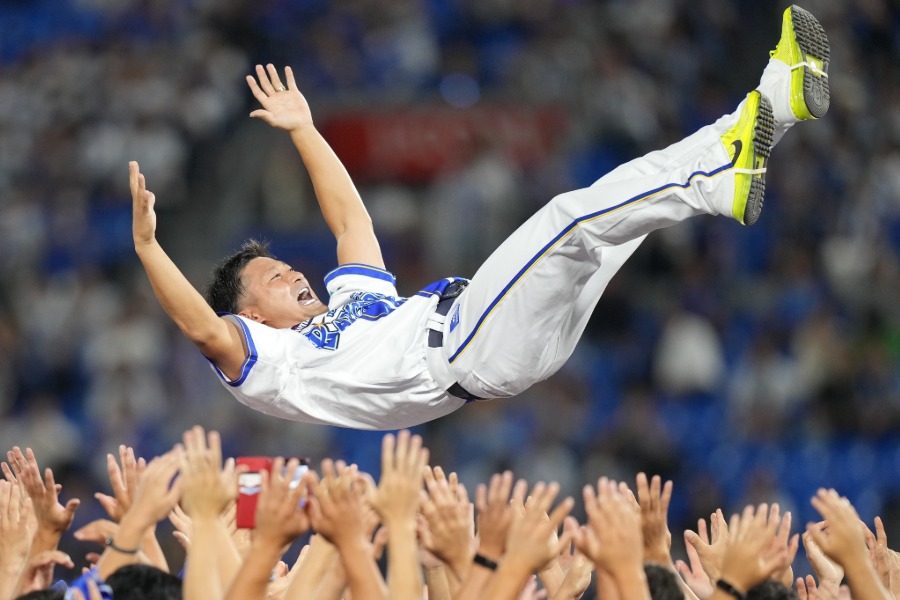 仲間から胴上げされるDeNA・森唯斗【写真提供：産経新聞社】