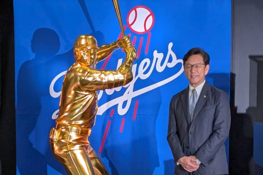 大谷翔平の黄金像とともに写真を撮る栗山英樹氏【写真：尾辻剛】