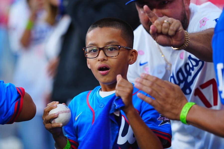大谷翔平の本塁打をキャッチしたメイソン・シーナーくん【写真：荒川祐史】