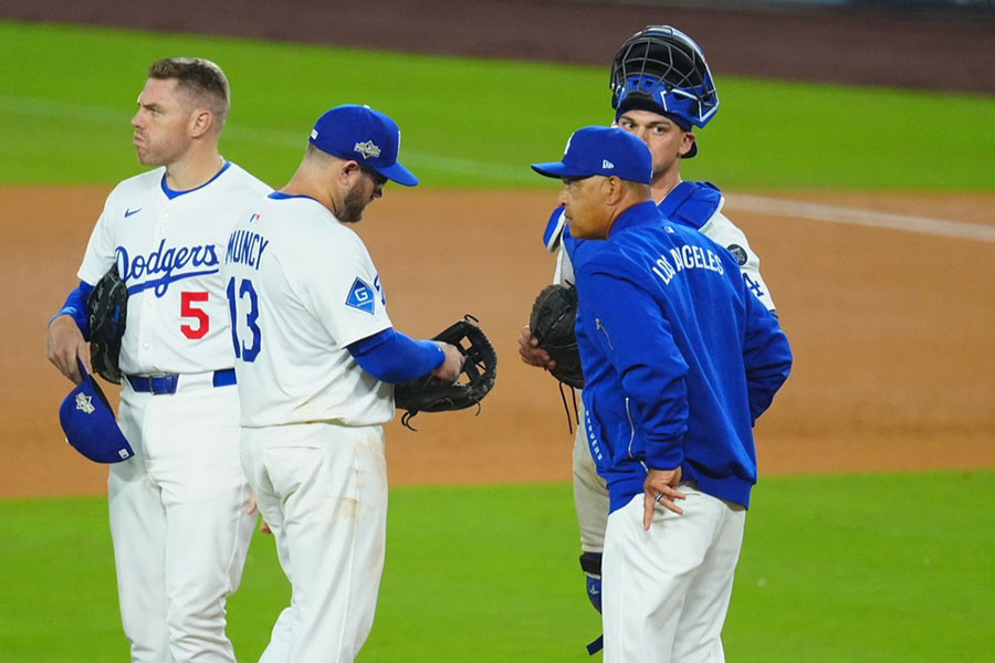 マウンドに向かうドジャースのデーブ・ロバーツ監督【写真：荒川祐史】