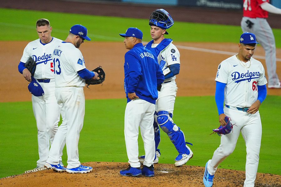 マウンドに集まるドジャースナイン【写真:荒川祐史】