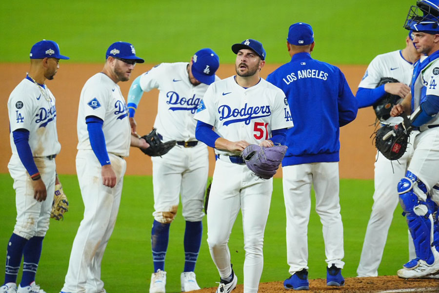マウンドを降りるドジャースのアレックス・ベシア【写真:荒川祐史】