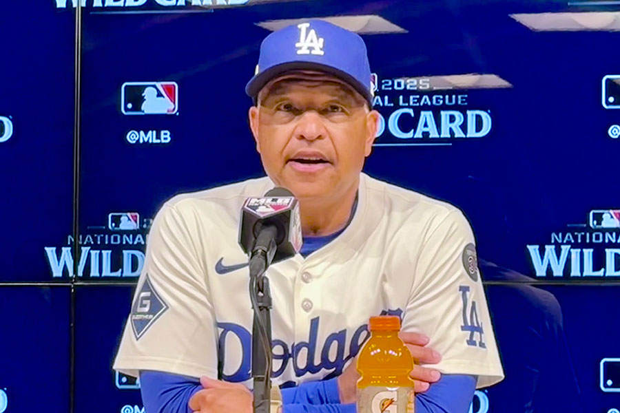 試合後、取材に応じるドジャースのデーブ・ロバーツ監督【写真：小谷真弥】