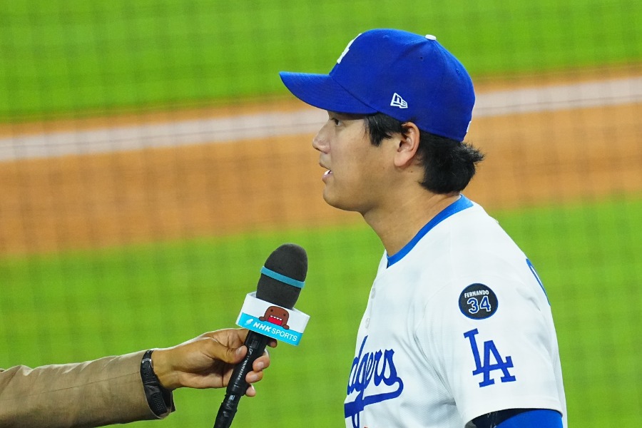 試合後、グラウンドで取材に応じるドジャース・大谷翔平【写真：荒川祐史】