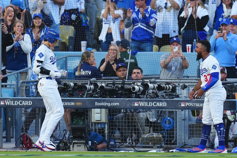 ドジャースのテオスカー・ヘルナンデス（右）から祝福を受ける大谷翔平【写真：荒川祐史】