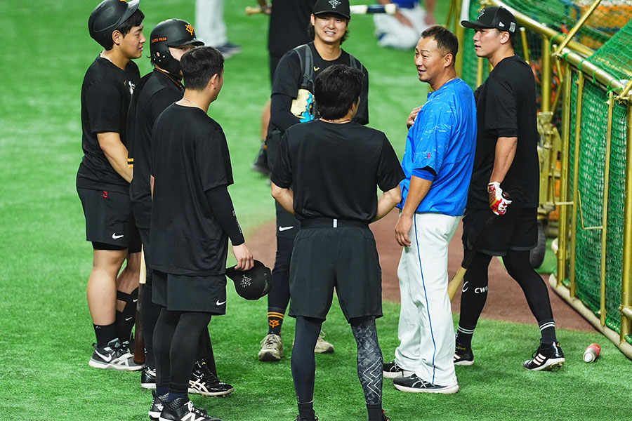 巨人ナインと会話する現役引退を表明した中日・中田翔【写真：小林靖】