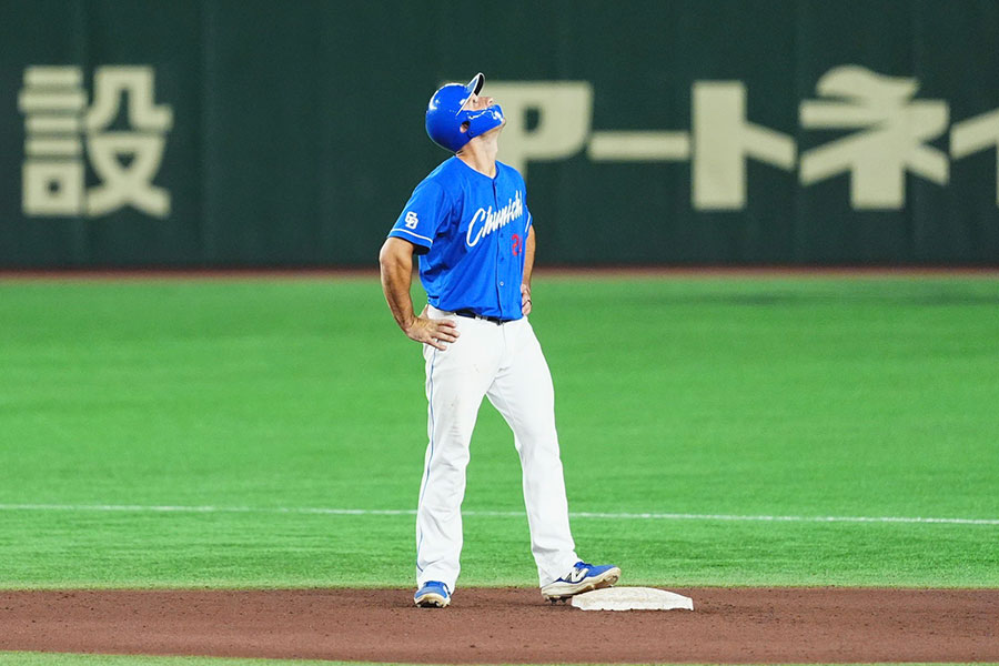 天井を見上げる中日のジェイソン・ボスラー【写真:小林靖】