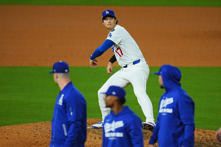 試合後にシャドーピッチングするドジャース・大谷翔平【写真：荒川祐史】
