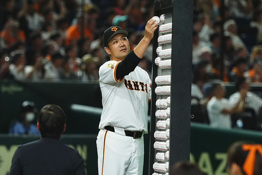 200勝達成セレモニーに参加した巨人・田中将大【写真：小林靖】