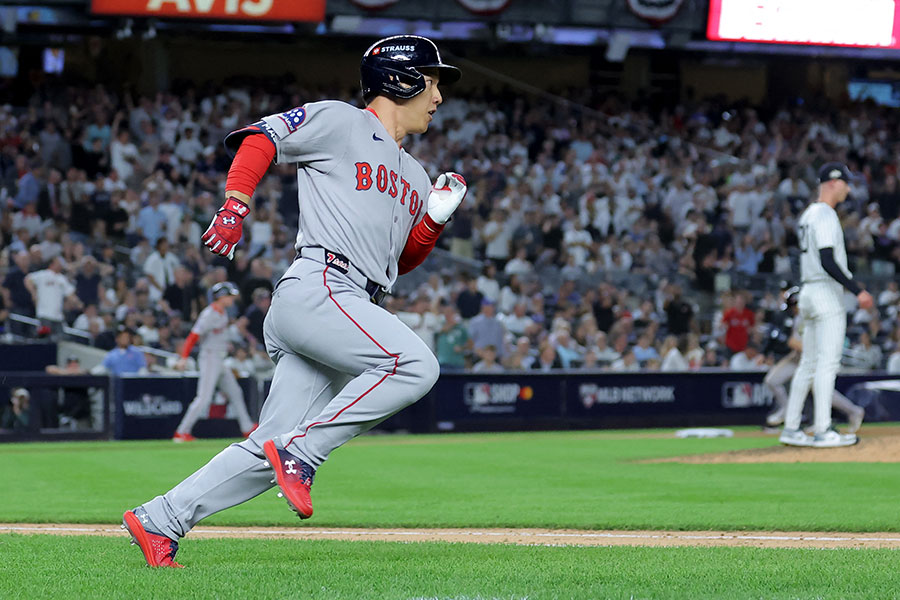 逆転2点適時打を放ったRソックス・吉田正尚【写真：ロイター】