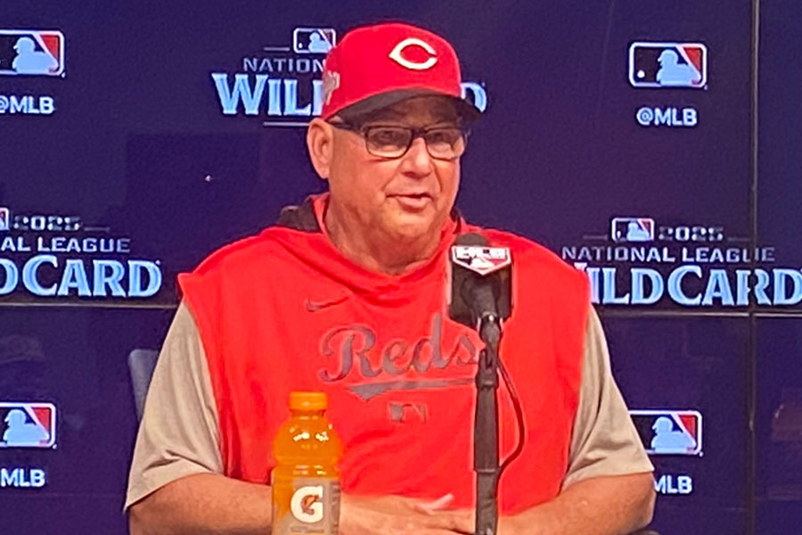 試合前の会見に臨んだレッズのテリー・フランコーナ監督【写真：真柴健】