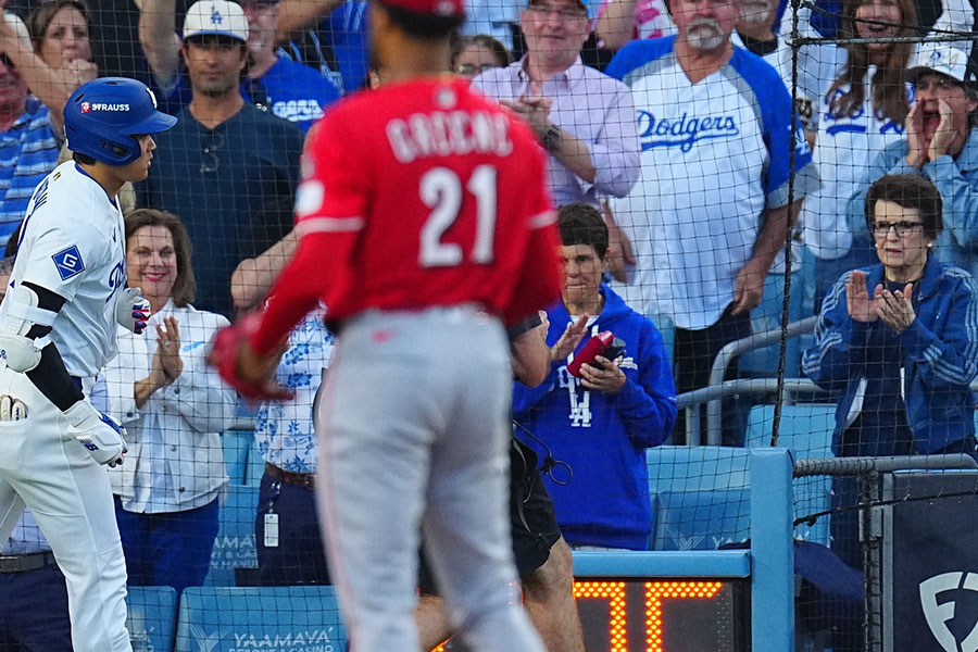 本塁打を放ったドジャース・大谷翔平に拍手を送るビリー・ジーン・キングさん（右端）【写真：荒川祐史】