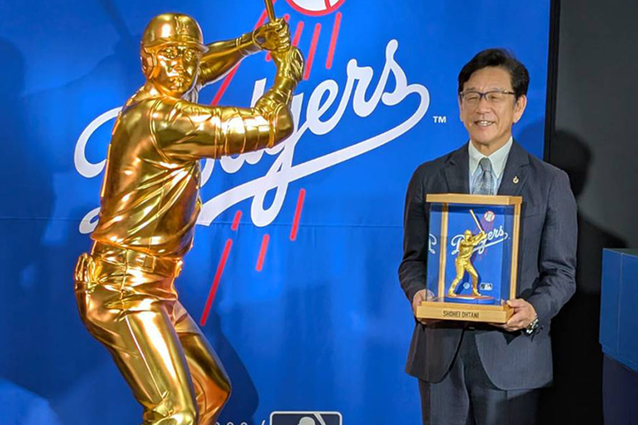 ドジャース・大谷翔平の黄金像と栗山英樹氏（右）【写真：尾辻剛】