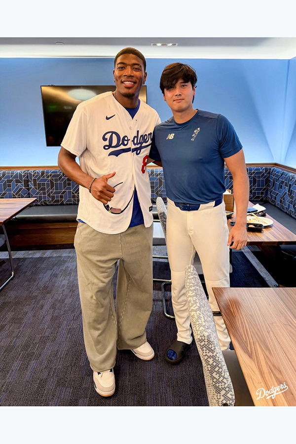 レイカーズ・八村塁（左）と2ショットを撮るドジャース・大谷翔平【写真提供：ドジャース】