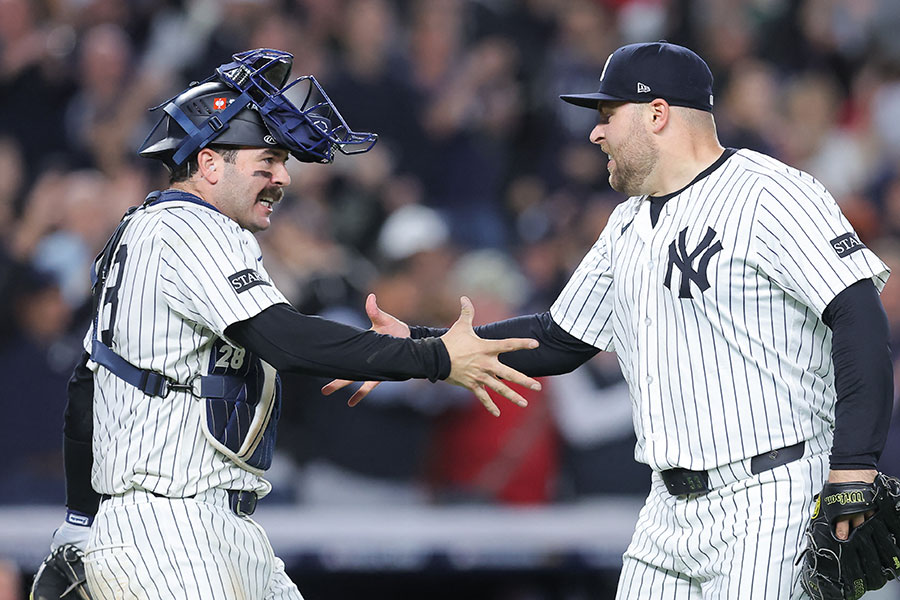 試合に勝利し握手を交わすヤンキースバッテリー【写真：ロイター】
