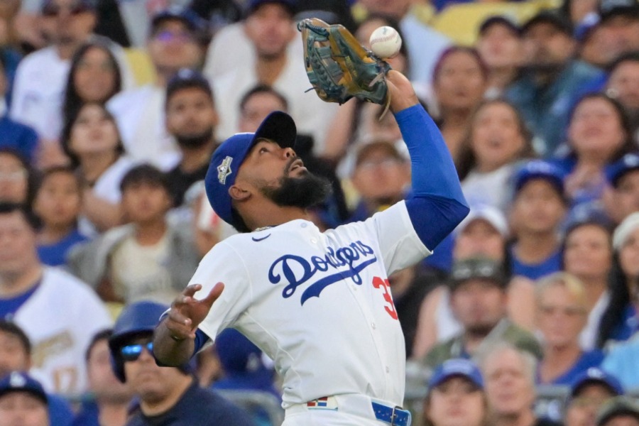 初回、失策したドジャースのテオスカー・ヘルナンデス【写真:ロイター】