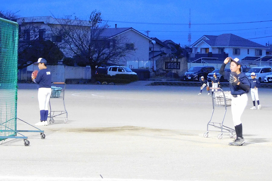 甲斐JBC投手陣は目一杯の速球をストライクゾーン内に投げ込む【写真：間淳】